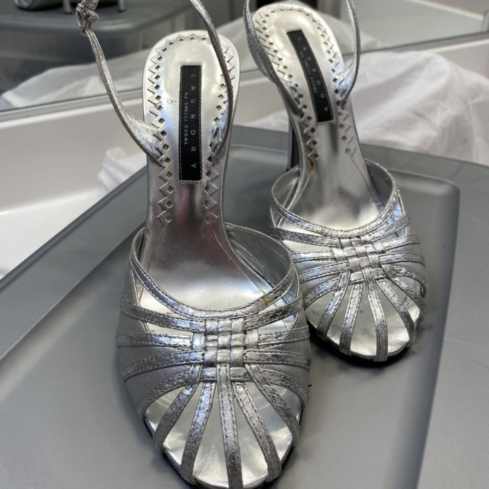 SILVER CHINESE LAUNDRY SANDAL